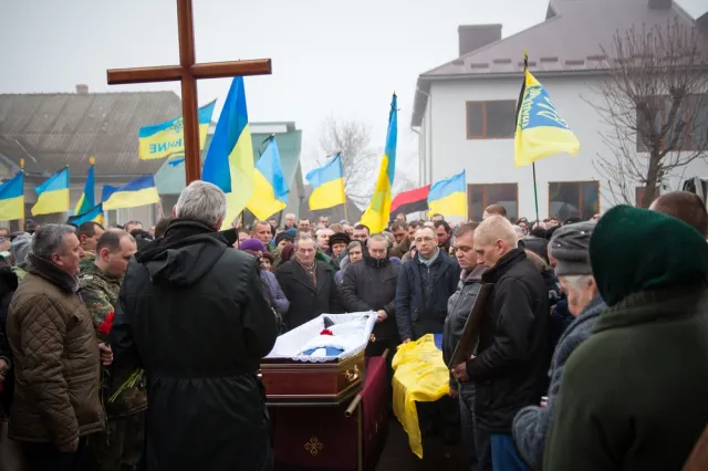 Загиблого 22-річного «кіборга» на Тернопільщині зустрічали «живим ланцюгом» (Фоторепортаж) — фото 3