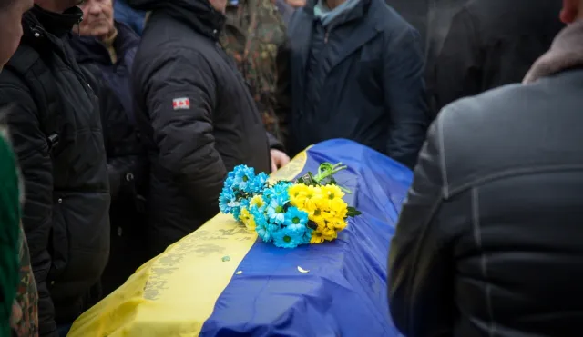 Загиблого 22-річного «кіборга» на Тернопільщині зустрічали «живим ланцюгом» (Фоторепортаж) — фото 4