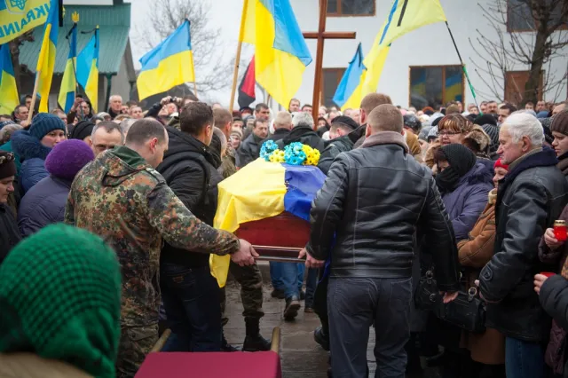 Загиблого 22-річного «кіборга» на Тернопільщині зустрічали «живим ланцюгом» (Фоторепортаж) — фото 5
