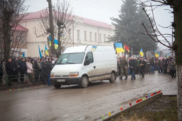 Загиблого 22-річного «кіборга» на Тернопільщині зустрічали «живим ланцюгом» (Фоторепортаж) — фото 6