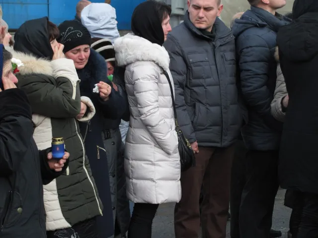 Тернополяни зустрічали тіла загиблих бійців батальйону «Збруч» (Фото) + (Відео) — фото 3