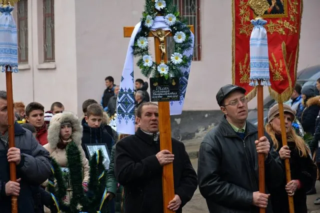 В Тернополі провели в останню путь 24-річного Героя (Фоторепортаж) — фото 3