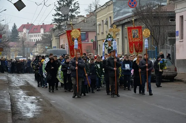 В Тернополі провели в останню путь 24-річного Героя (Фоторепортаж) — фото 4
