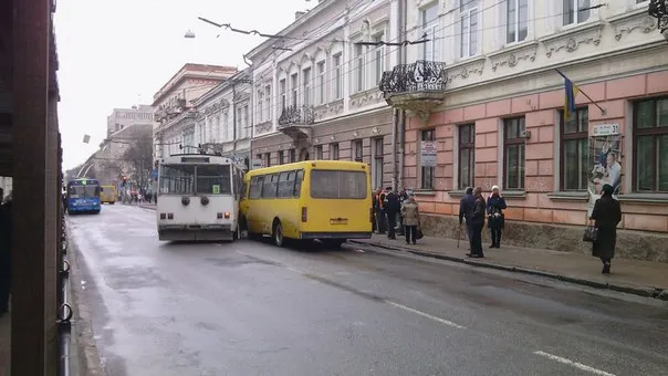 В центрі Тернополя зіткнулися тролейбус і маршрутка (фото) — фото 1