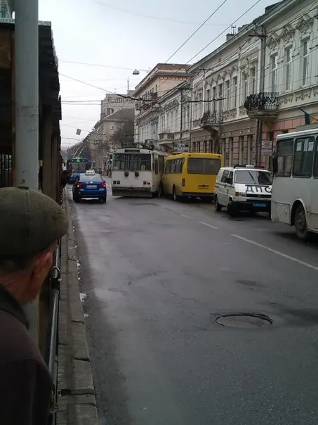 В центрі Тернополя зіткнулися тролейбус і маршрутка (фото) — фото 2