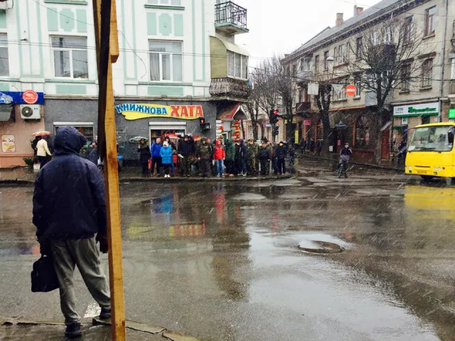 В Тернополі обурені активісти пішли на «штурм» міської ради (фото) — фото 1
