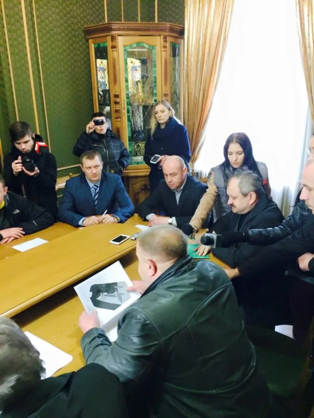 В Тернополі обурені активісти пішли на «штурм» міської ради (фото) — фото 5