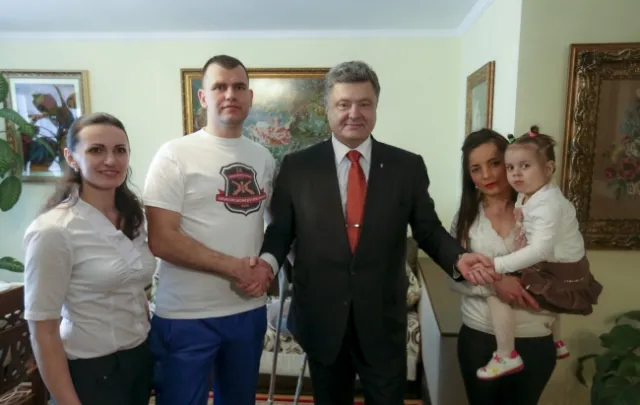 Порошенко вручив орден Богдана Хмельницького 3-го ступеня тернопільському артилеристу (фото) — фото 1