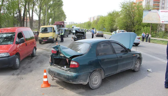 В Тернополі – потрійна аварія (відео) — фото 1