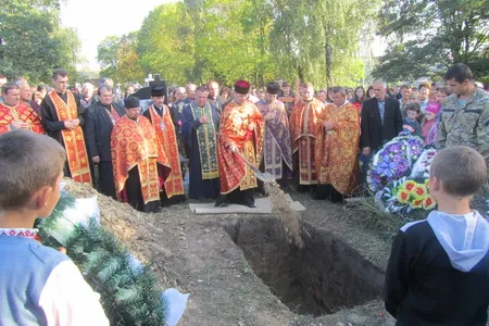 На Тернопільщині похоронили бійця АТО, який був єдиним сином у матері (фото) — фото 3