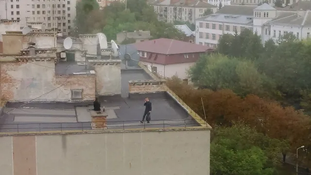 В Тернополі школярі розпивали алкогольні напої на даху багатоповерхівки (фото) — фото 1