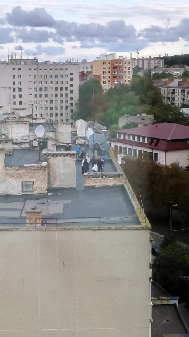 В Тернополі школярі розпивали алкогольні напої на даху багатоповерхівки (фото) — фото 4