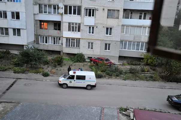 У Тернополі автомобіль в'їхав у житловий будинок (фото) — фото 1