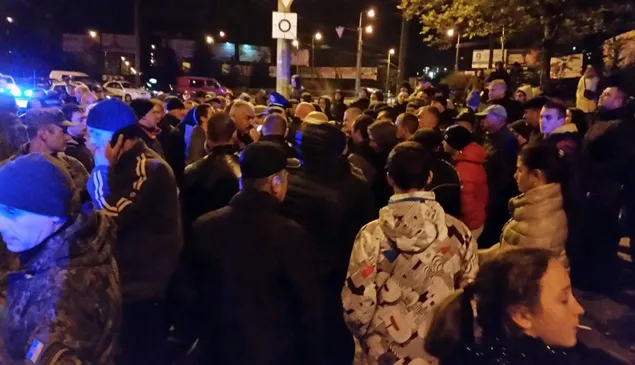 Натовп ледь не вчинив самосуд над п'яним водієм-чиновником (оновлено) (фото+відео) — фото 1
