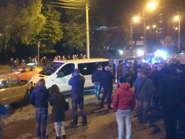 Натовп ледь не вчинив самосуд над п'яним водієм-чиновником (оновлено) (фото+відео) — фото 6